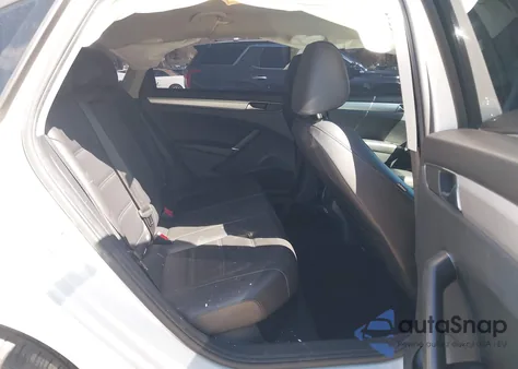 2019 Volkswagen Passat 2.0T Wolfsburg Edition z USA, uszkodzony, nr VIN 1VWLA7A39KC004266